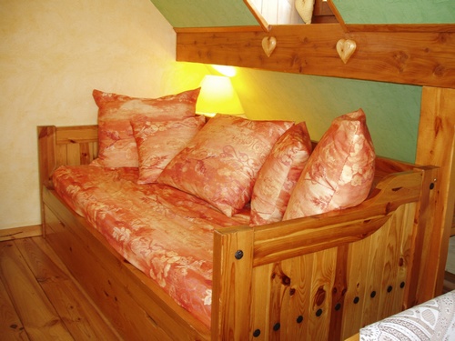 Schlafcouch im ausgebauten Dachboden Schlafzimmer in unserem Ferienhaus im Elsass